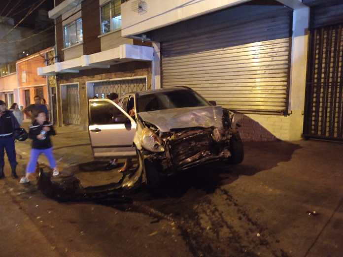 Una camionetilla de color gris estuvo involucrada en el accidente de tránsito que dejó tres heridos y un picop volcado. Foto: Fabrico Alonzo 