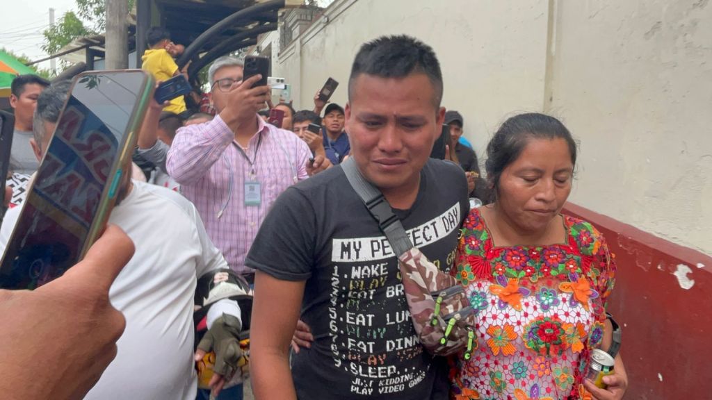 Carlos Pop, hermano de Farruko y otros familiares se retiran del Inacif, en donde se identificó plenamente al artista.FOTO: Daniel Ramírez