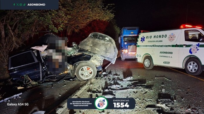 En horas de la madrugada de este viernes 10 de mayo, se registró un accidente de tránsito en Río Hondo, Zacapa. Foto: Bomberos Municpales Departamentales