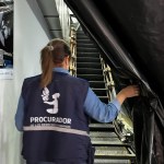 Una delegada de la Procuraduría de los Derechos Humanos observa los trabajos que se efectuaban en el Aeropuerto para la instalación de las gradas eléctricas, pero que se suspendieron por que fueron importadas con un tamaño distinto. Foto: PDH.