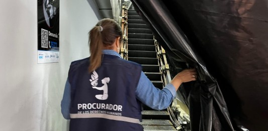 Una delegada de la Procuraduría de los Derechos Humanos observa los trabajos que se efectuaban en el Aeropuerto para la instalación de las gradas eléctricas, pero que se suspendieron por que fueron importadas con un tamaño distinto. Foto: PDH.