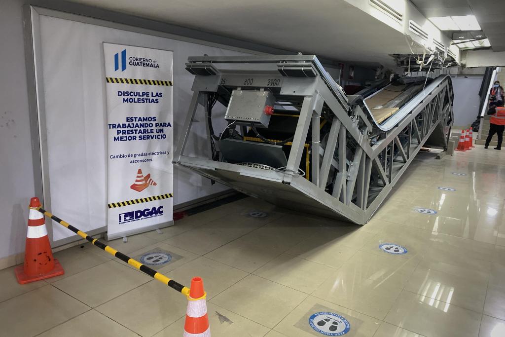 Así lucen las gradas eléctricas que no fueron instaladas en el Aeropuerto La Aurora. Foto: La Hora