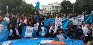 Una manifestación pacífica frente a la Casa Blanca, en la cual la comunidad migrante pidió el TPS para el país. Foto: Red Migrante Guatemalteca.