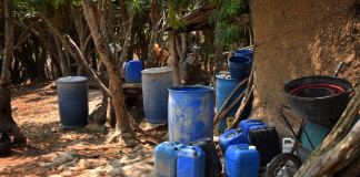 Las autoridades sanitarias aconsejan deshacerse de contenedores que acumulen agua sucia. Foto: Cortesía Ministerio de Salud Pública.
