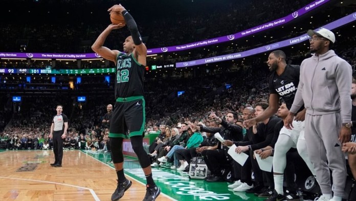 El dominicano Al Horford, de los Celtics de Boston, dispara desde la distancia de tres puntos ante los Cavaliers de Cleveland, en el partido de playoffs disputado el miércoles 15 de mayo de 2024 (AP Foto/Charles Krupa)