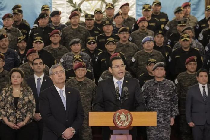 Rodeado de militares, Jimmy Morales anunció, el 31 de agosto de 2018, que no renovaría el mandato de la CICIG. Foto: Gobierno de Guatemala/captura de pantalla.