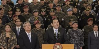 Rodeado de militares, Jimmy Morales anunció, el 31 de agosto de 2018, que no renovaría el mandato de la CICIG. Foto: Gobierno de Guatemala/captura de pantalla.