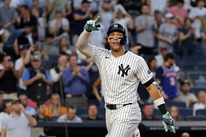 Aaron Judge, de los Yankees de Nueva York, hace gestos después de conectar un jonrón contra los Astros de Houston durante la tercera entrada de un juego de béisbol el miércoles 8 de mayo de 2024 en Nueva York. (Foto AP/Adam Hambre)