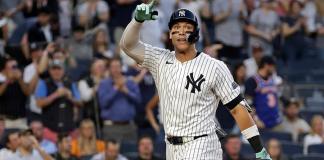 Aaron Judge, de los Yankees de Nueva York, hace gestos después de conectar un jonrón contra los Astros de Houston durante la tercera entrada de un juego de béisbol el miércoles 8 de mayo de 2024 en Nueva York. (Foto AP/Adam Hambre)