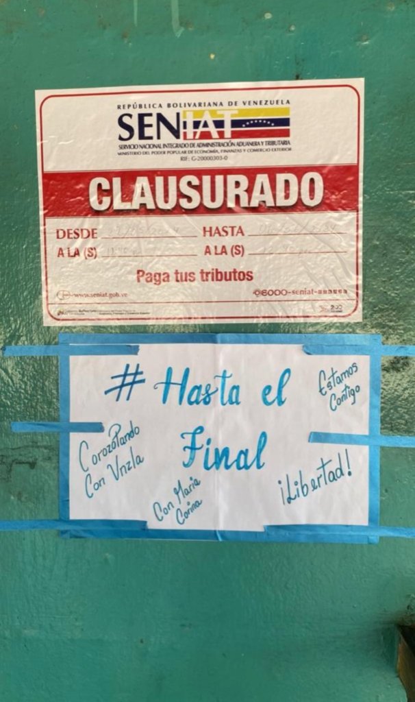 Junto al rótulo de Clausurado del Seniat, se colocaron mensajes de apoyo hacia la líder de la oposición venezolana. Foto La Hora / Cuenta X María Corina Machado