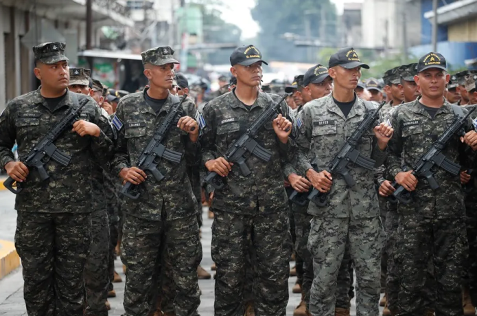 Militares en un ensayo para el desfile de investidura de Nayib Bukele, este viernes, en el centro de San Salvador (El Salvador). EFE/Rodrigo Sura