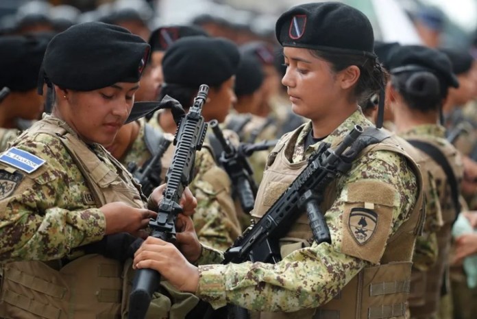 Militares en un ensayo para el desfile de investidura de Nayib Bukele, este viernes, en el centro de San Salvador (El Salvador). EFE/Rodrigo Sura