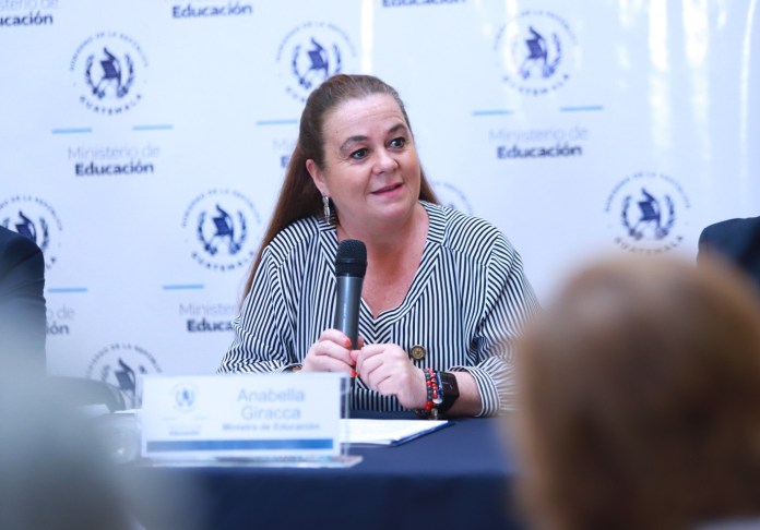 La ministra de Educación, Anabella Giracca, envió una carta a Joviel Acevedo por el Pacto Colectivo. 
