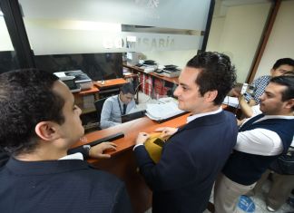 "Edgar Ortiz, busca que la CC revoque la suspensión del amparo y reafirme el derecho de acceso a l información" Foto Fabricio Alonzo / La Hora.