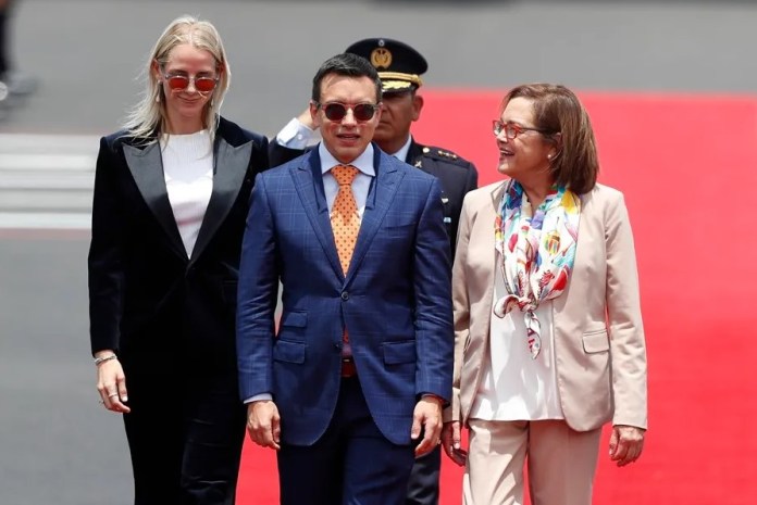 La ministra de Exteriores de El Salvador, Alexandra Gill (d), recibe al presidente de Ecuador, Daniel Noboa (c), y a la primera dama, Lavinia Valbonesi (izq.), este viernes en el aeropuerto San Romero de San Salvador (El Salvador). EFE/ Bienvenido Velasco