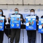En la fotografía, el expresidente Alejandro Giammattei, la exministra Claudia Ruiz, el diputado de VAMOS, Allan Rodríguez, y el exministro de Salud Hugo Monroy, presentan el programa de Seguro Médico Escolar. Foto: Gobierno de Guatemala.