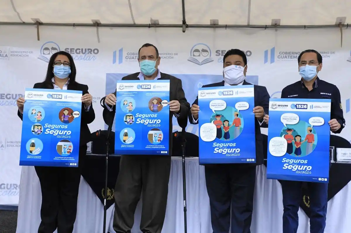 En la fotografÃ­a, el expresidente Alejandro Giammattei, la exministra Claudia Ruiz, el diputado de VAMOS, Allan RodrÃ­guez, y el exministro de Salud Hugo Monroy, presentan el programa de Seguro MÃ©dico Escolar. Foto: Gobierno de Guatemala.