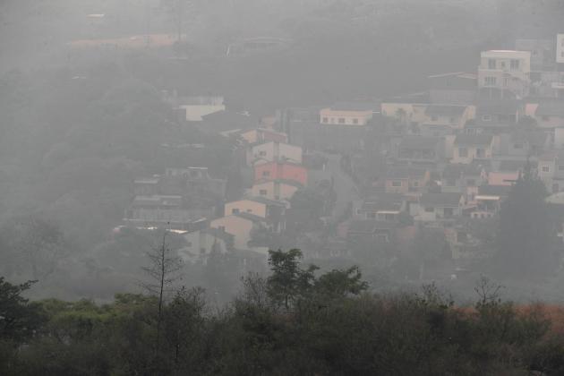 Fotografía que muestra la capa de humo causada por incendios forestales este lunes en Tegucigalpa (Honduras). EFE/ Gustavo Amador