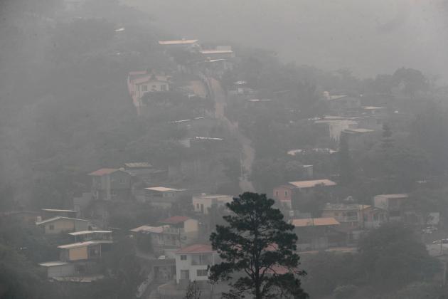 Fotografía que muestra la capa de humo causada por incendios forestales este lunes en Tegucigalpa (Honduras). EFE/ Gustavo Amador