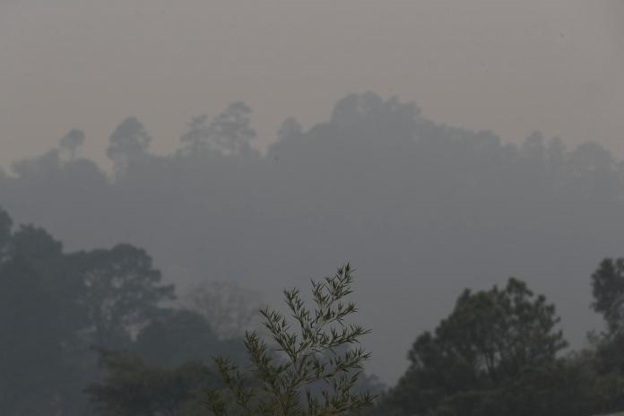 Fotografía que muestra la capa de humo causada por incendios forestales este lunes en Tegucigalpa (Honduras). EFE/ Gustavo Amador