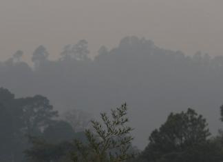 Fotografía que muestra la capa de humo causada por incendios forestales este lunes en Tegucigalpa (Honduras). EFE/ Gustavo Amador