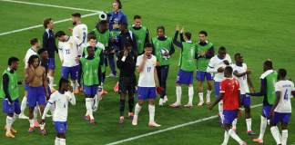 Los jugadores de Francia celebran la victoria en el partido de fútbol del grupo D de la UEFA EURO 2024 entre Austria y Fran