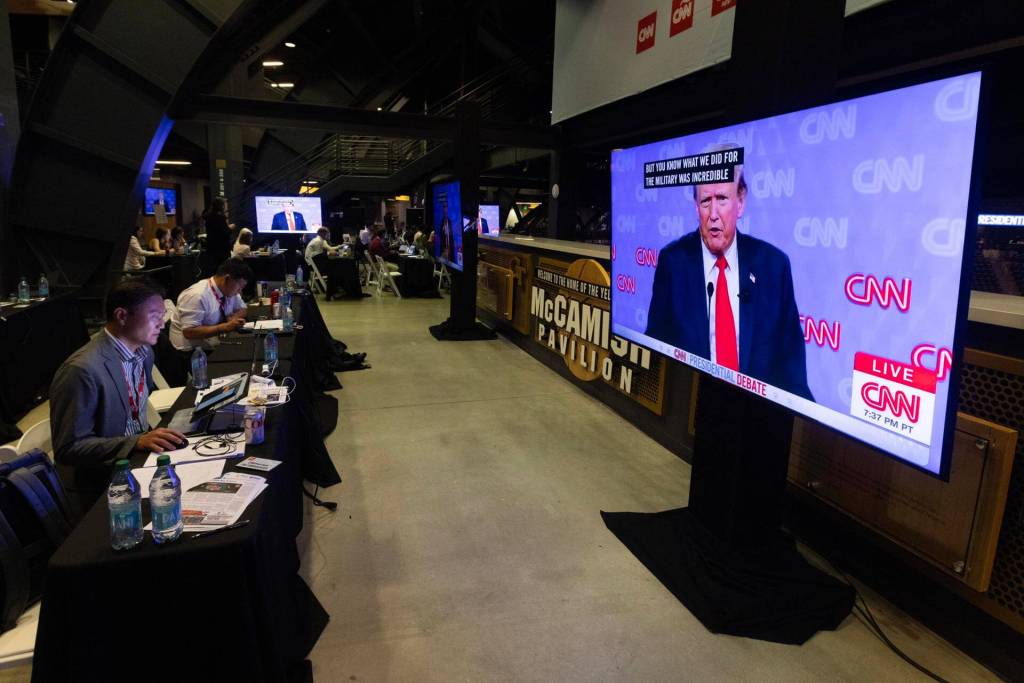 Medios de comunicación se sientan en un área de presentación en el primer debate electoral presidencial de 2024. EFE/MICHAEL REYNOLDS