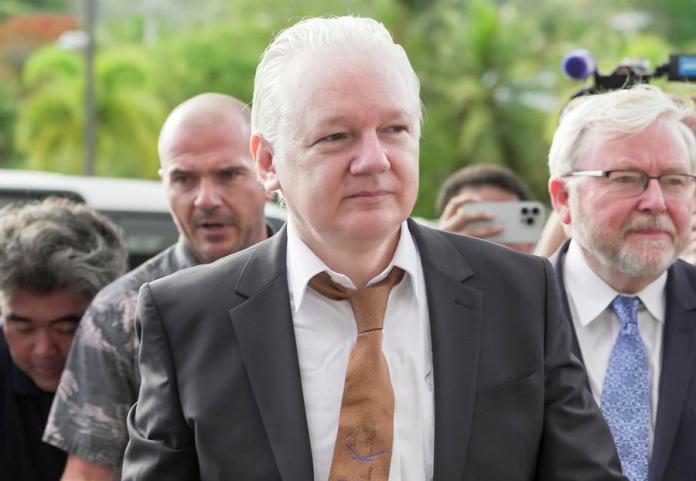 El fundador de WikiLeaks, Julian Assange, llega al Tribunal de Distrito de Estados Unidos para las Islas Marianas del Norte en la isla de Saipan en las Islas Marianas del Norte, una comunidad de Estados Unidos. EFE/EPA/Samantha Salamon