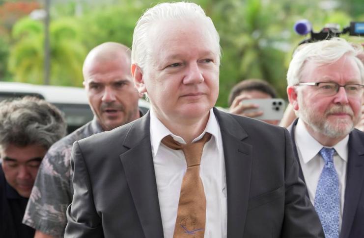 El fundador de WikiLeaks, Julian Assange, llega al Tribunal de Distrito de Estados Unidos para las Islas Marianas del Norte en la isla de Saipan en las Islas Marianas del Norte, una comunidad de Estados Unidos. EFE/EPA/Samantha Salamon