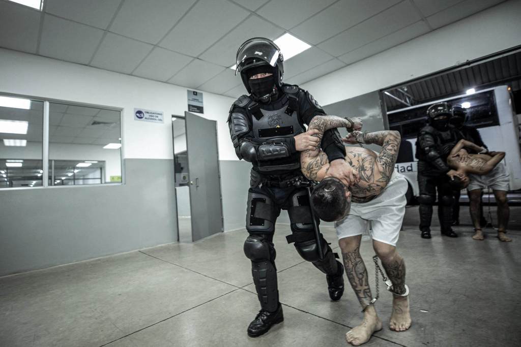Traslado de pandilleros al Centro de Confinamiento para el Terrorismo (Cecot). EFE/ Gobierno de El Salvador