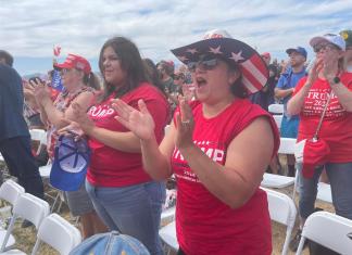 Mujeres participan en un evento de campaña del expresidente y candidato a la presidencia de los Estados Unidos, Donald Trump, este domingo en Las Vegas (Estados Unidos). EFE/ Ana Milena Varón