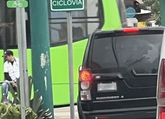 El vehículo intentó utilizar la ciclovía, pero fue multado. Foto: usuario de X Cris O'Ceallaigh