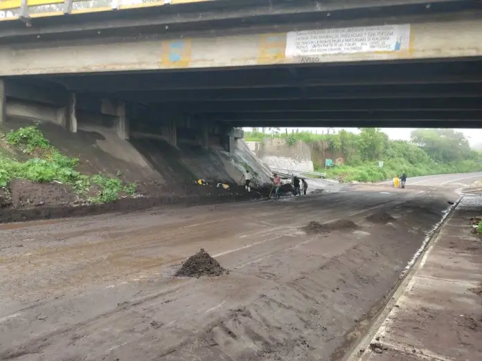 La carretera resultó afectada por las lluvias de los últimos días. Foto: La Hora / Cortesía