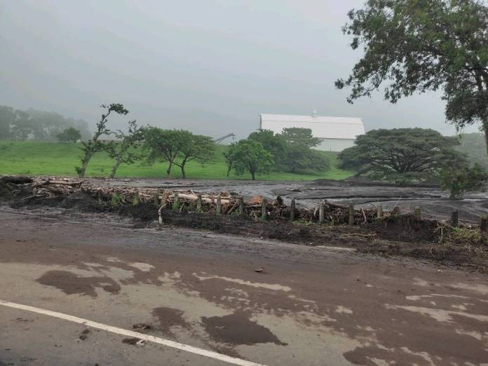 Abundante lodo quedó a orillas de la carretera. Foto: La Hora / Cortesía.