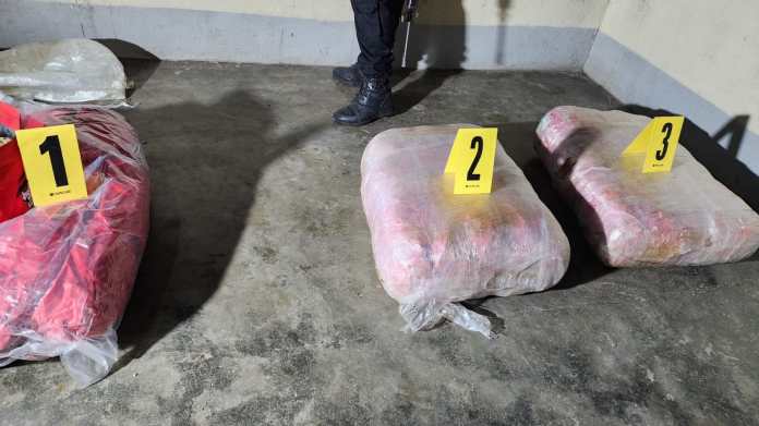 Autoridades localizan 42 bolsas con marihuana dentro de un vehículo que fue abandonado en Catarina, San Marcos, tras un accidente de tránsito. Foto: PNC