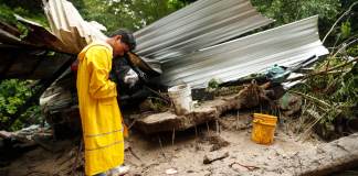 Un hombre observa los escombros de una casa afectada por un derrumbe en Soyapango, El Salvador. Foto: EFE/ Rodrigo Sura