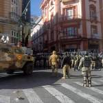 Militares hacen presencia con tanques frente a la sede del Gobierno de Bolivia, este miércoles en La Paz (Bolivia). EFE/ Luis Gandarillas