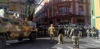 Militares hacen presencia con tanques frente a la sede del Gobierno de Bolivia, este miércoles en La Paz (Bolivia). EFE/ Luis Gandarillas