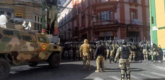 Militares hacen presencia con tanques frente a la sede del Gobierno de Bolivia, este miércoles en La Paz (Bolivia). EFE/ Luis Gandarillas