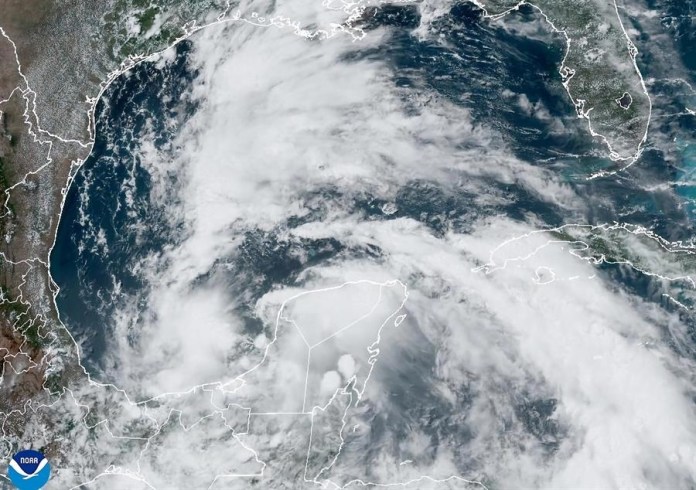 Fotografía satelital cedida por La Oficina Nacional de Administración Oceánica y Atmosférica (NOAA) a través del Centro Nacional de Hurcanes (NHC) estadounidense, que muestra una zona de baja presión que se encuentra en el Golfo de México. EFE/ Oficina Nacional De Administración Oceánica Y Atmosférica