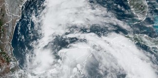 Fotografía satelital cedida por La Oficina Nacional de Administración Oceánica y Atmosférica (NOAA) a través del Centro Nacional de Hurcanes (NHC) estadounidense, que muestra una zona de baja presión que se encuentra en el Golfo de México. EFE/ Oficina Nacional De Administración Oceánica Y Atmosférica