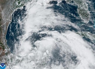 Fotografía satelital cedida por La Oficina Nacional de Administración Oceánica y Atmosférica (NOAA) a través del Centro Nacional de Hurcanes (NHC) estadounidense, que muestra una zona de baja presión que se encuentra en el Golfo de México. EFE/ Oficina Nacional De Administración Oceánica Y Atmosférica