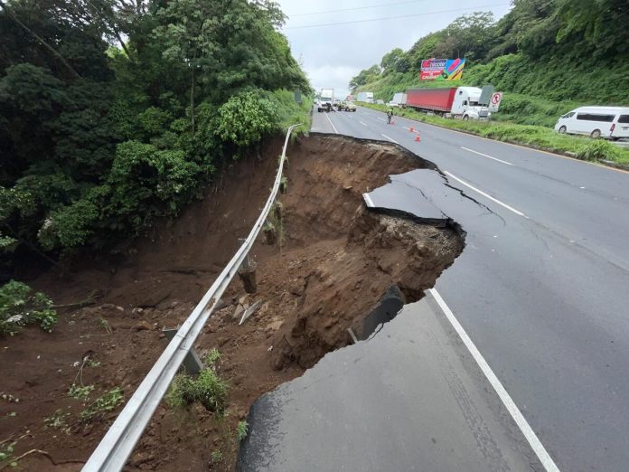 Empresarios piden que se atienda de forma urgente el hundimiento en el km 44 de la autopista Palín-Escuintla. Foto: José Orozco