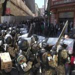 Militares intentan ingresar a la sede del Gobierno de Bolivia, este miércoles en La Paz (Bolivia). EFE/ Luis Gandarillas