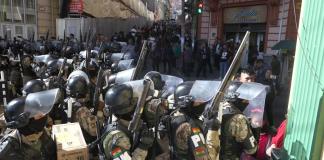 Militares intentan ingresar a la sede del Gobierno de Bolivia, este miércoles en La Paz (Bolivia). EFE/ Luis Gandarillas