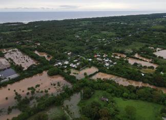 Fotografía aérea donde se observa una zona inundada por el desborde de un río. Foto: EFE/ Vladimir Chicas