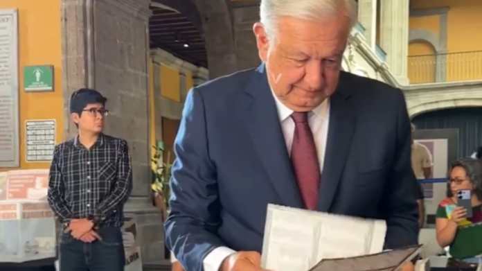 El presidente Andrés Manuel López Obrador salió de Palacio Nacional para votar. Foto La Hora / red social X López Obrador