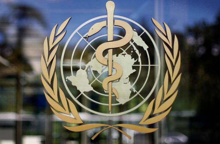 Logotipo de la Organización Mundial de la Salud en la sede de la OMS en Ginebra. Foto La Hora: AP