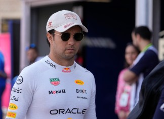 El piloto de Red Bull Sergio Pérez llega a los pits previo al Gran Premio de Mónaco de la Fórmula Uno, el domingo 26 de mayo de 2024. (AP Foto/Luca Bruno)