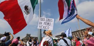 Una persona sostiene un cartel que dice: "Todos somos un mismo México". (AP Foto/Ginnette Riquelme, Archivo)